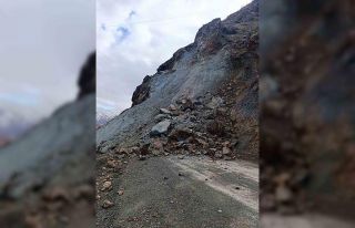 Elazığ’da heyelan yolu kapadı