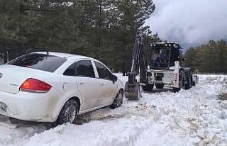 Elazığ’da karda mahsur kalan otomobil kurtarıldı