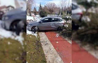 Elazığ’da otomobil kaldırıma çıktı: 1 yaralı