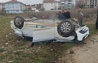 Elektrik direğine çarpan otomobil takla attı: 2...