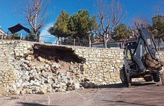 Ermenek’te seyir terasının istinat duvarı yıkıldı