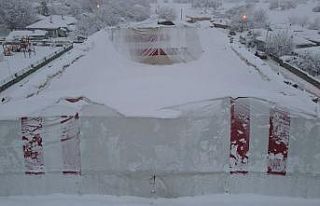 Erzincan’da kardan halı sahanın brandası çöktü