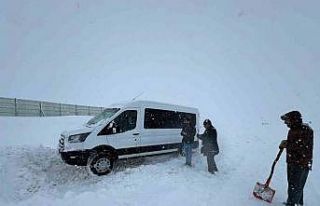 Erzurum’da kar yağışı ve tipi nedeniyle araçlar...