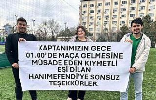 Eşine halı saha izni veren kadına pankartlı teşekkür