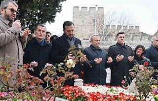 Eski Başbakan Necmettin Erbakan’ı kabri başında...
