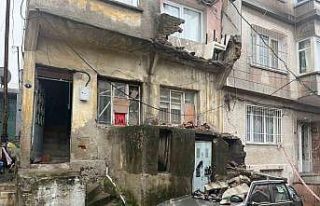 Eski binanın balkonundan düşen beton parçaları...