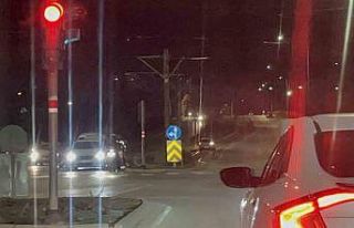 Eskişehir’de raylarda ilerleyen otomobil tehlikeye...