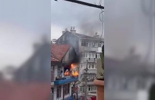 Evde çıkan yangında elektrik kabloları patladı