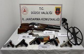 Evde yapılan aramada ruhsatsız silah ve tüfek ele...