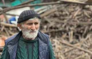 Evinden kamyonlar dolusu çöp çıkarılan 76 yaşındaki...