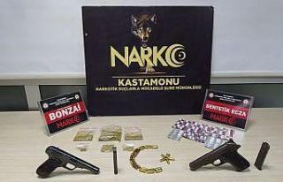 Evlerinde uyuşturucuyla yakalanan 3 sanık, 22’şer...
