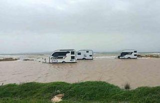 Ezine’de karavanlar su altında kaldı