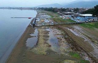 Fabrikaların tonlarca su çektiği İznik Gölü...
