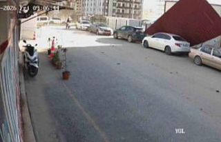 Fırtınanın yerinde söktüğü sac çatı park...