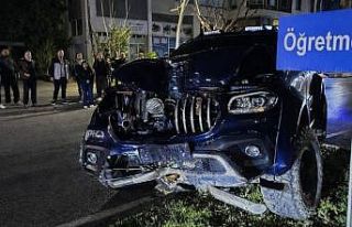 Gazipaşa’da kamyonet refüje çıktı: 2 yaralı