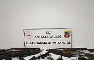 Gazipaşa’da ruhsatsız 15 silah ele geçirildi