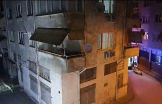 Gemlik’te hasarlı apartman tahliye edildi, sokak...