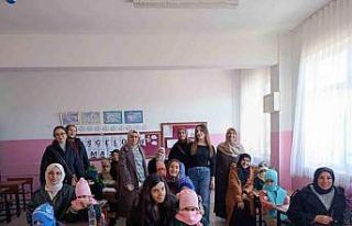 Gençlerin el emeğiyle hazırladığı hediyeler,...