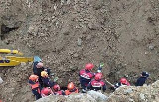 Göçükte toprak altında kalan iş makinesi operatörü...