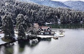 Gölcük Tabiat Parkı’nda kış güzelliği