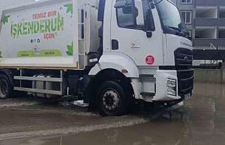 Göle dönen yol yüzünden derse gidemeyen üniversite...