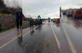 Gönen’de kamyon devrildi: 1 yaralı