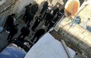 Gündüz vakti girdikleri evdeki 2 kadını darbettiler:...