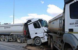 Hafriyat kamyonları çarpıştı: 1 yaralı