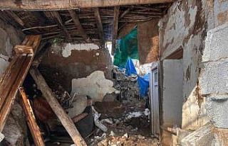 Hakkari’de bir evin üzerine kaya düştü