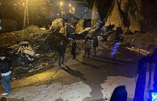 Hakkari’de dev kayalar mahalle yoluna düştü