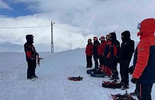 Hakkari’de itfaiye ve AFAD personeline ‘Çığda...