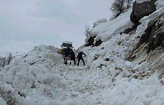 Hakkâri’de çığ düştü: Öğrenci servisi yolda...