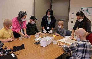 Hasta yataklarında okula gidemeyen çocuklar, bu...