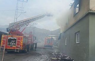 Hatay’da 2 katlı müstakil ev alevlere teslim oldu