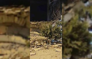 Hatay’da hasarlı bina yıkım esnasında çöktü