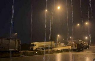 Hatay’da kuvvetli yağış etkisini hissettiriyor