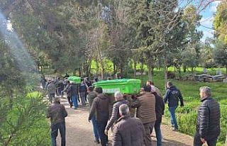 Hatay’da su dolu temelin içindeki toplarını almak...
