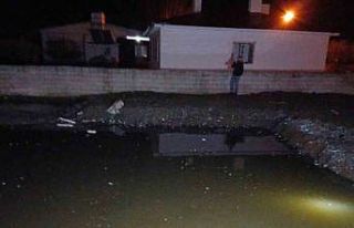 Hatay’da su dolu temelin içine düşen 2 kardeş...