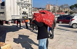 Hayır için dağıtılan tonlarca soğan bir saatte...