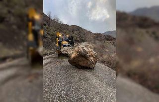 Heyelan nedeniyle kapanan köy yolu yeniden ulaşıma...