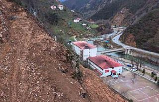 Heyelan tehdidine karşı okul koruma altına alındı