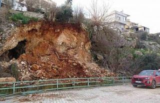 Heyelanla birlikte evlerin altındaki mağara ortaya...