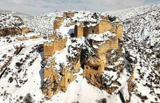 Hurman Kalesi karla birlikte mest etti