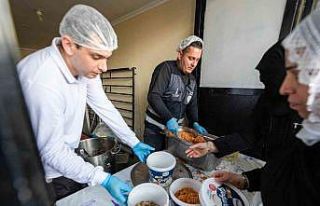 İftar bereketi Büyükşehir’in aşevinden sofralara...