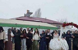 Iğdır’da bahçe düğünü geleneği kar ve çamura...