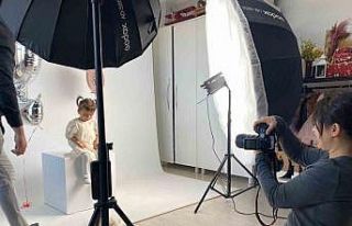 İkiz bebeklerinin fotoğraflarını çekerek başladı,...