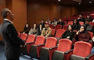 İletişim Fakültesi Dekanı Avcı, öğrencilerle...