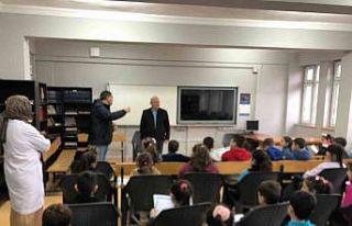 İlkokulda yerel yönetimler dersine giren muhtar...