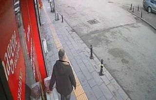 İmamın sahibi gelir alır diye bıraktığı çantayı...