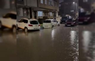 İnegöl’de sağanak hayatı felç etti: Bir sürücü,...